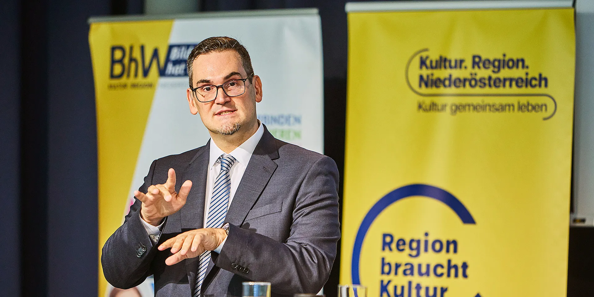 Gebärdensprachdolmetscher bei einer BhW Veranstaltung